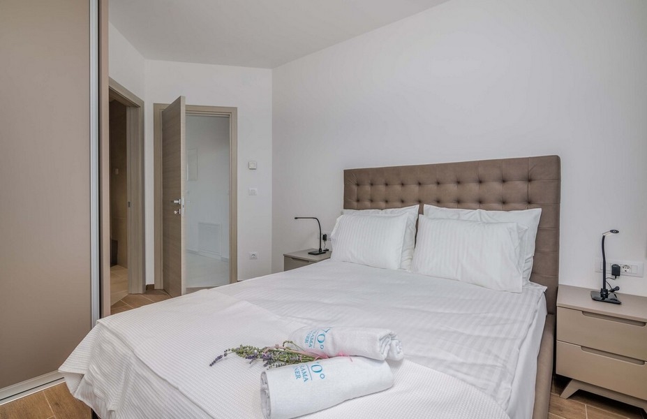 Elegantní ložnice s manželskou postelí