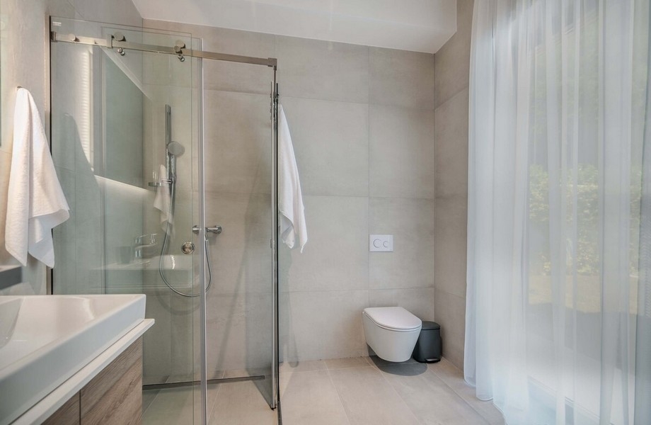 Moderní koupelna s proskleným sprchovým koutem