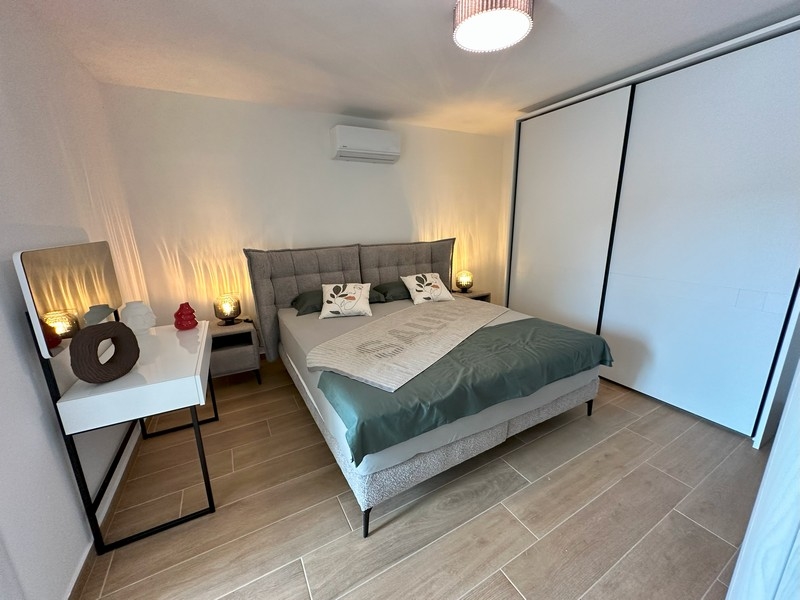 Ložnice s manželskou postelí a šatní skříní