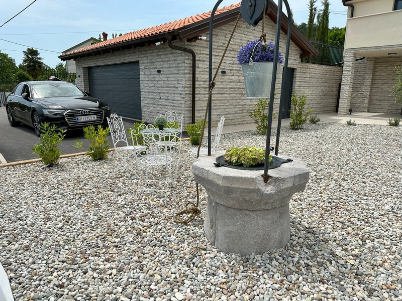 Ozdobná kašna ve dvoře s posezením