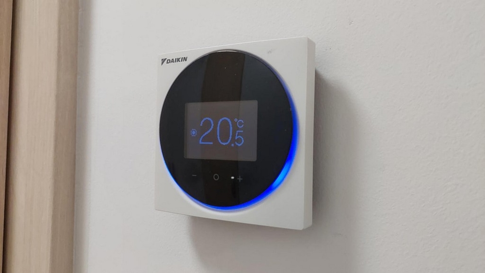 Termostat na zeď, moderní klimatizace