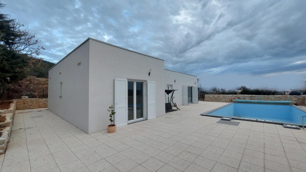 Moderní bungalov s bazénem.