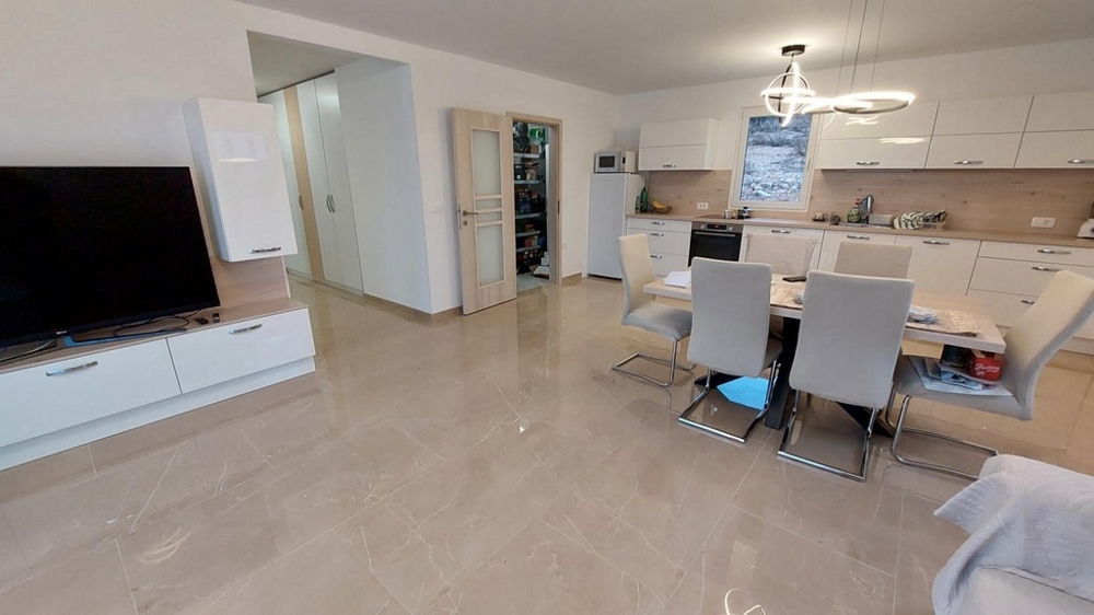 Moderní kuchyně s jídelním koutem, světlý interiér