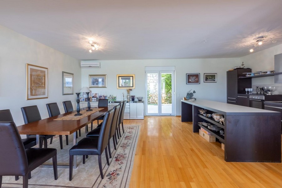 Jídelna se vstupem na terasu, kvalitní nemovitost