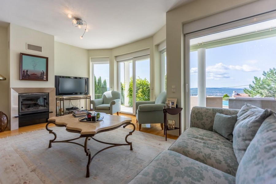 Obývací pokoj s krbem a vstupem na terasu, Vila H3492