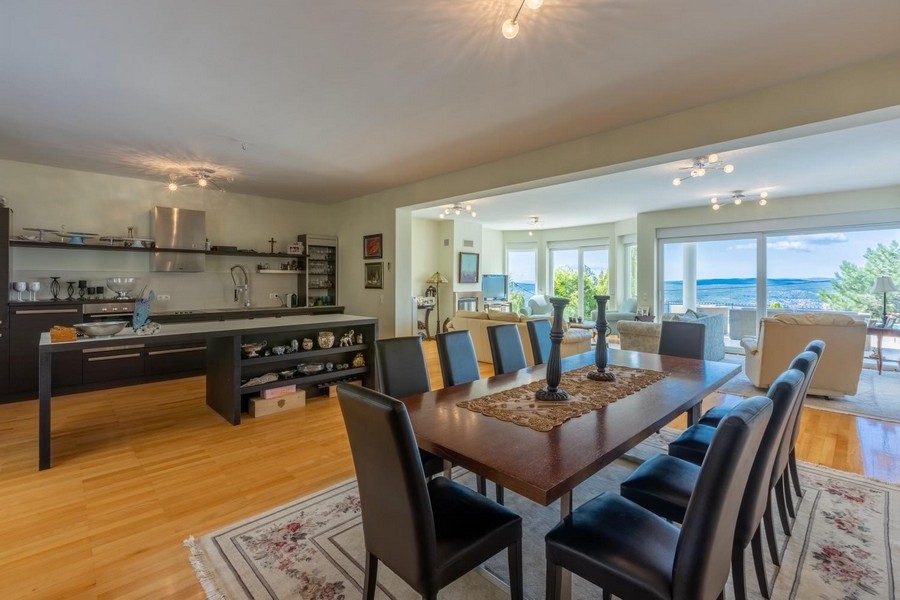 Otevřená kuchyně s jídelním koutem, stylová vila H3492