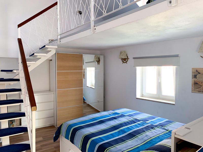 Ložnice s galerií a moderním schodištěm