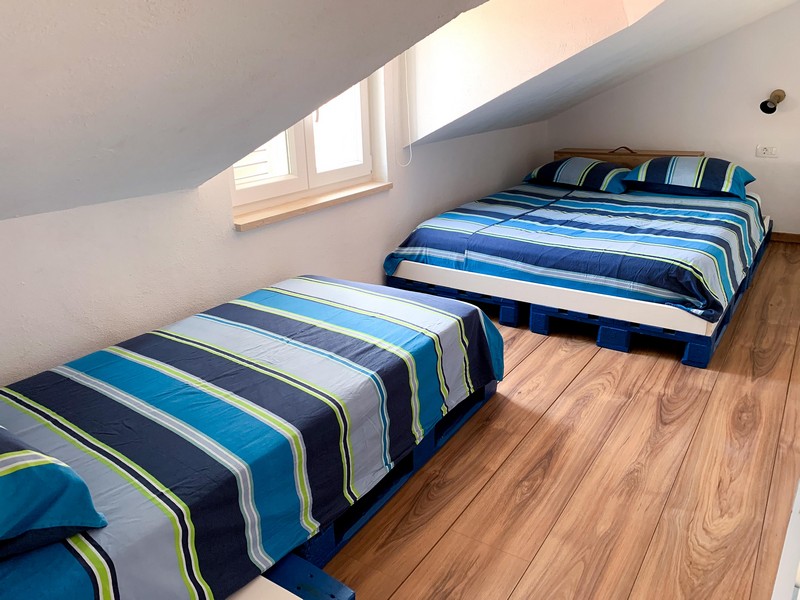 Podkrovní ložnice s manželskou postelí a samostatným lůžkem