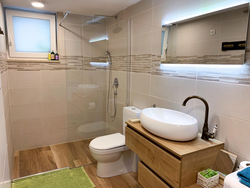 Druhá koupelna se sprchovým koutem.