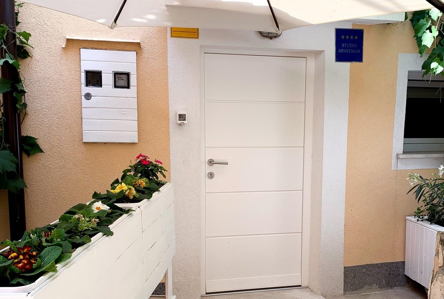 Vchodové dveře domu H3497 v Bašce na ostrově Krk v Chorvatsku.