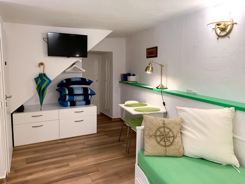 Obývací pokoj se zelenou lavicí, moderní nábytek, ID H3497 Panorama Scouting