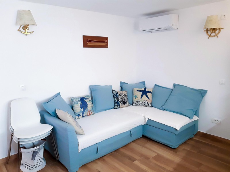 Útulné posezení s modrou pohovkou a klimatizací, ID H3497 Nemovitost