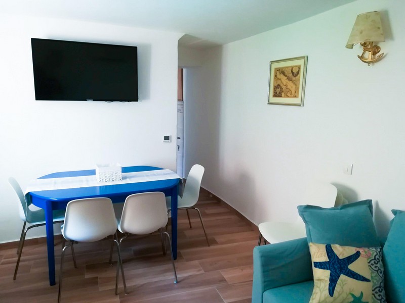 Jídelna s TV a modrým stolem