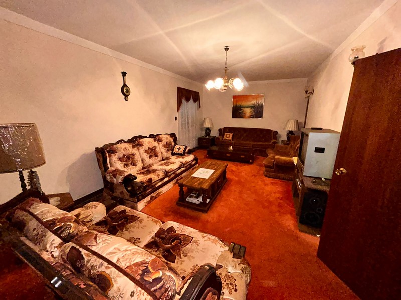 Obývací pokoj se starým dalmatským nábytkem.