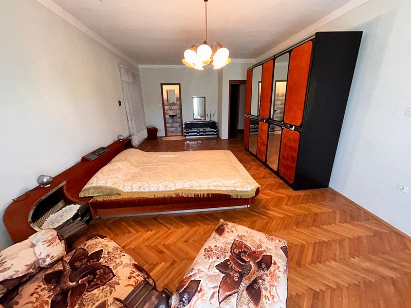 Obývací pokoj s klasickým nábytkem a útulným prostředím