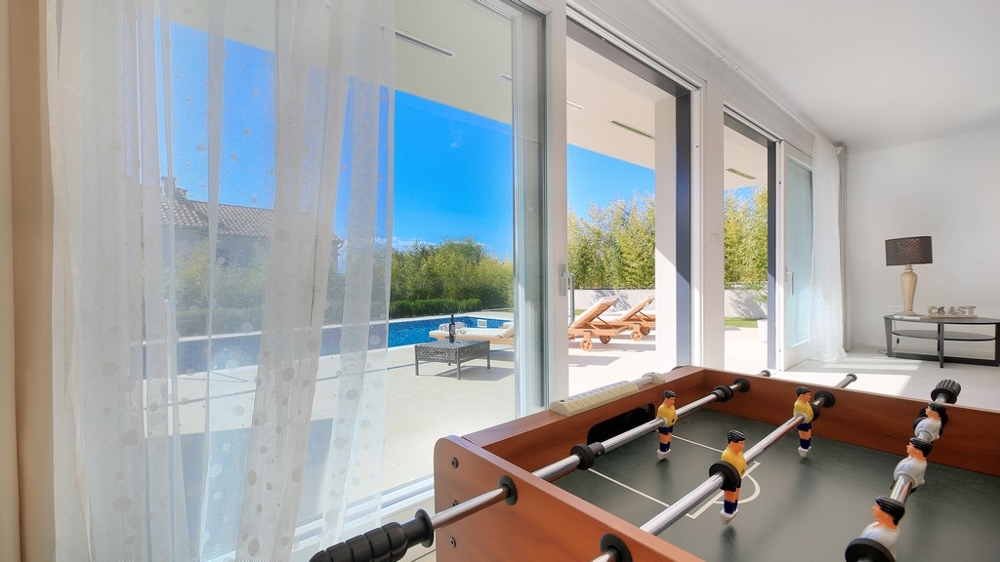 Pohled na kuchyňský kout s výhledem na jídelní část nemovitosti - Prodám vilu v Chorvatsku.