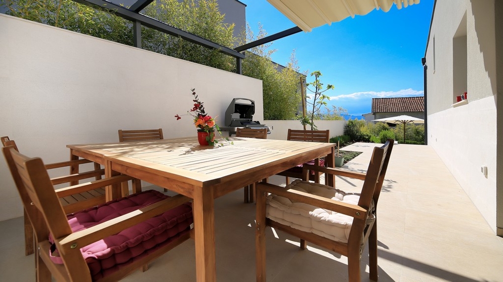 Bližší pohled na kuchyň vily s oknem - Prodám dům Chorvatsko.