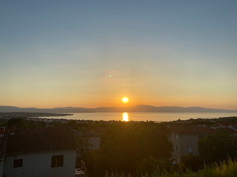 Ložnice s manželskou postelí a oknem v objektu H1383 na ostrově Krk.