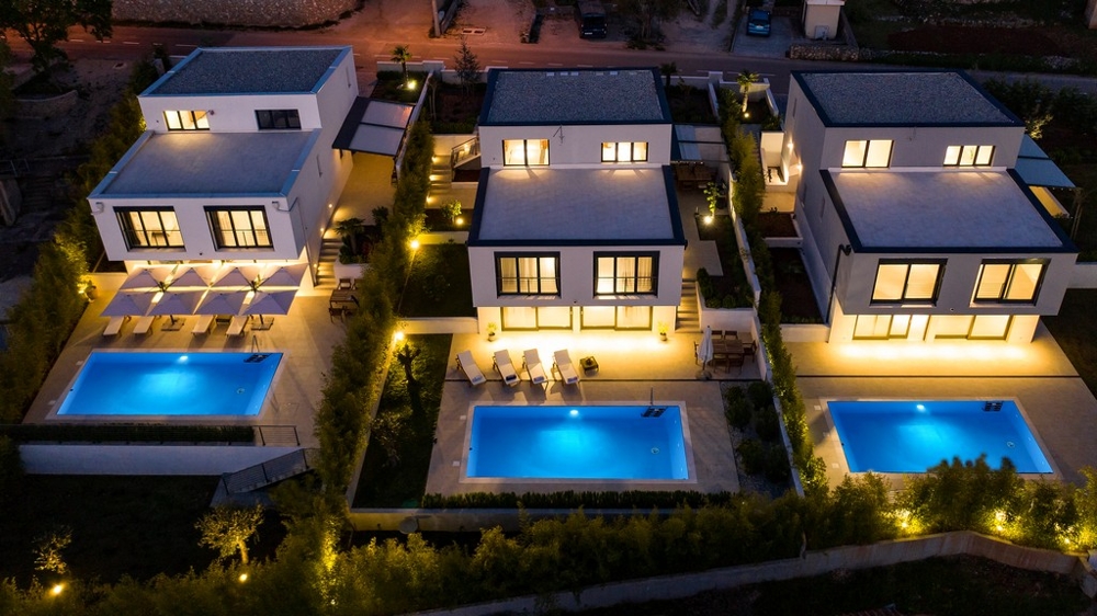 Obrázek místa na opalování nemovitosti s bazénem v Kvarnerském zálivu.