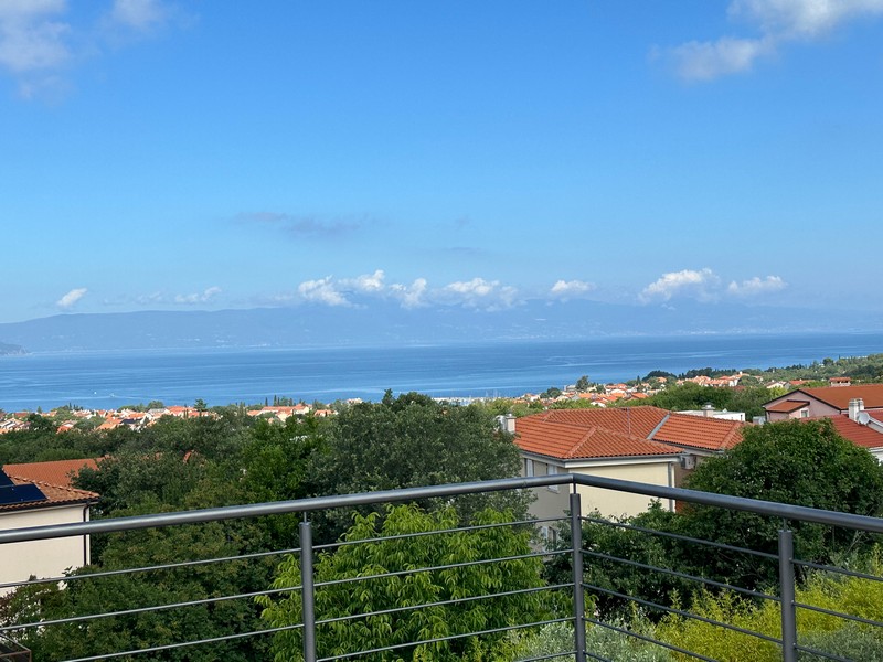 Výhled ze střešní terasy do okolí a na moře - koupě vily v Chorvatsku.