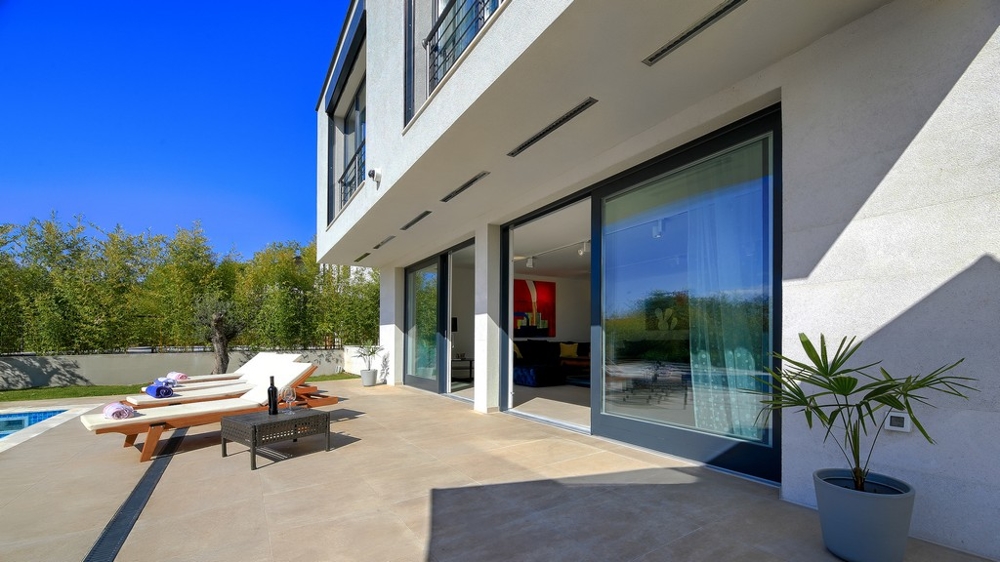 Pohled na vilu se zahradou a terasou na ostrově Krk - Prodám dům v Chorvatsku.