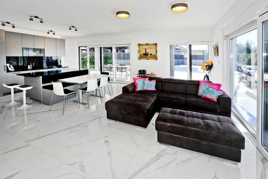 Moderní kuchyně a jídelní kout s mramorovou podlahou