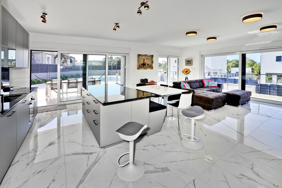 Moderní kuchyně a jídelní kout s mramorovou podlahou