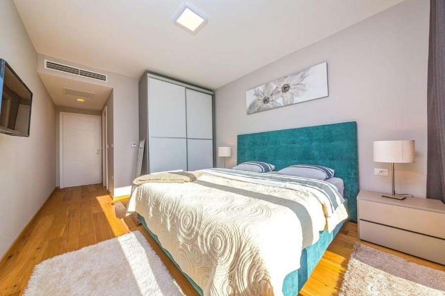 Ložnice s manželskou postelí a přímým vstupem na terasu