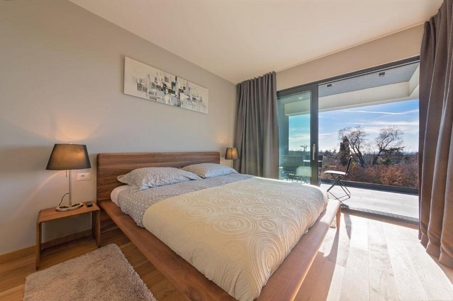 Ložnice s velkými okny a spoustou přirozeného světla