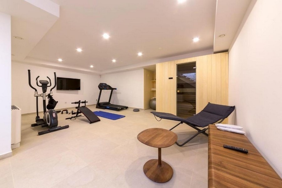 Posilovna se saunou a cvičebním zařízením