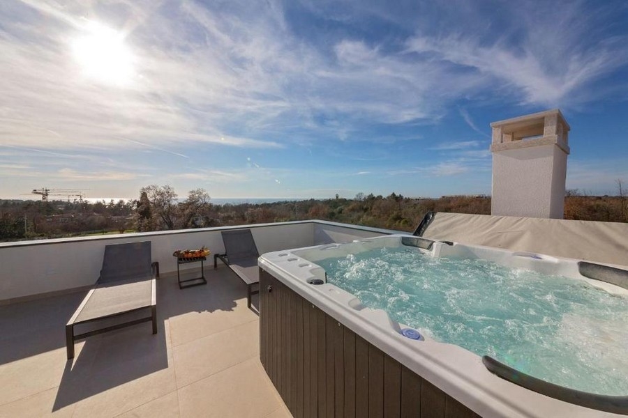 Střešní terasa s vířivkou a výhledem na moře vily H3503, která je na prodej na Istrii.