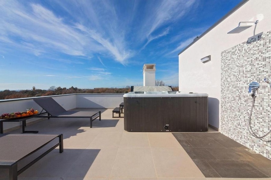 Střešní terasa s vířivkou a venkovní sprchou - nemovitost H3503 na Istrii.