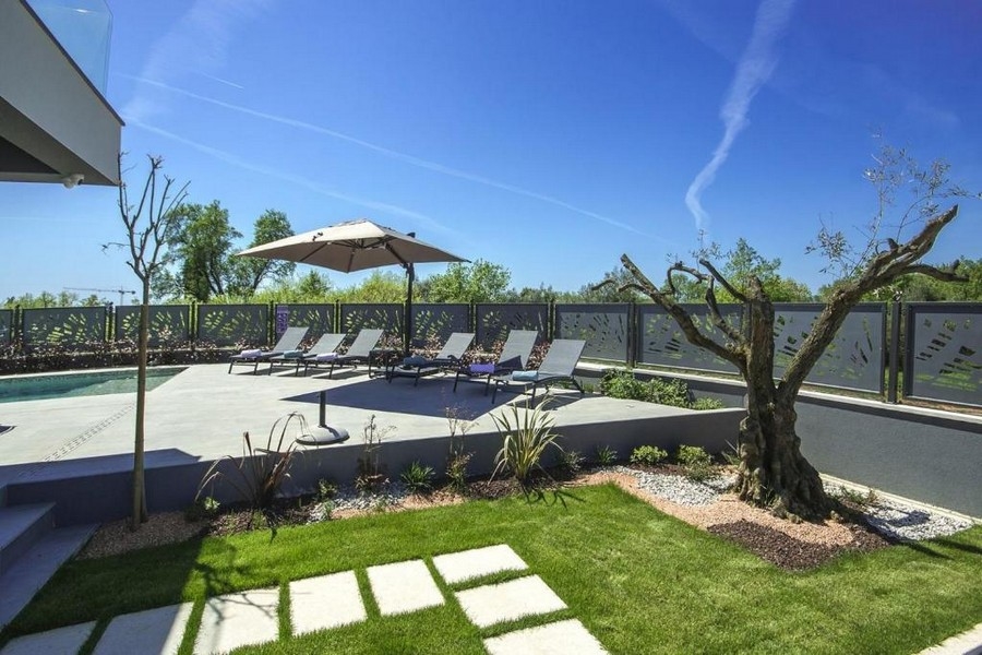 Bazén se sluneční terasou a zahradou