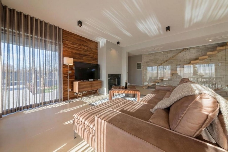 Obývací pokoj s moderním designem a velkým předním oknem