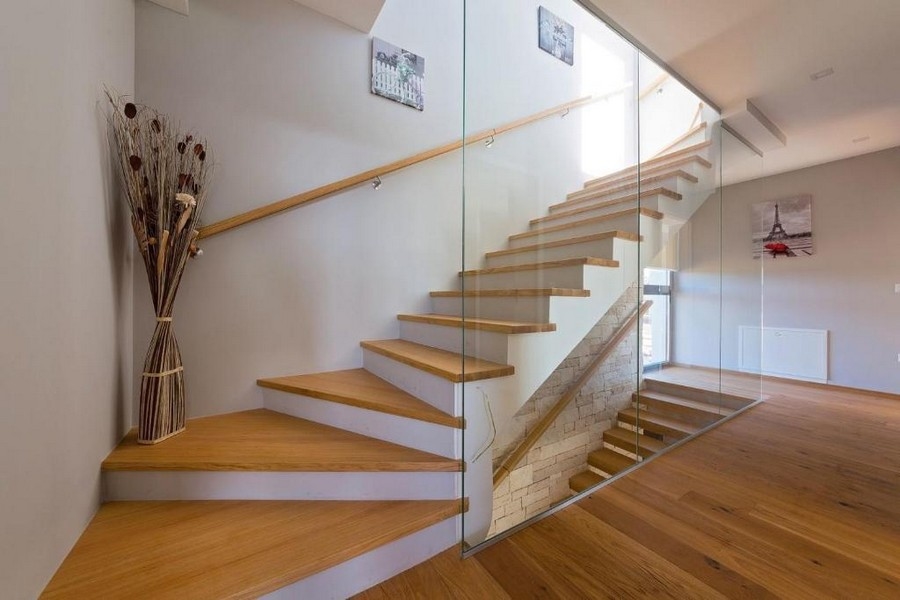 Schodiště se skleněným zábradlím a dřevěnými stupni