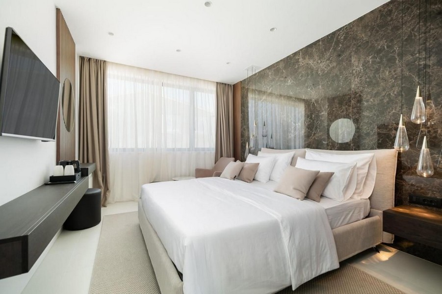 Elegantní ložnice s TV