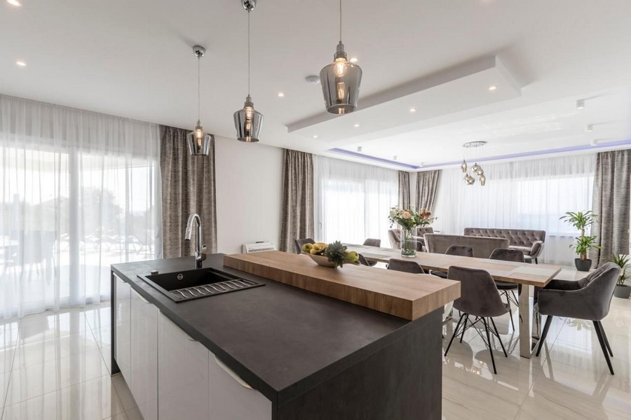 Moderní kuchyně s výhledem do obývacího pokoje