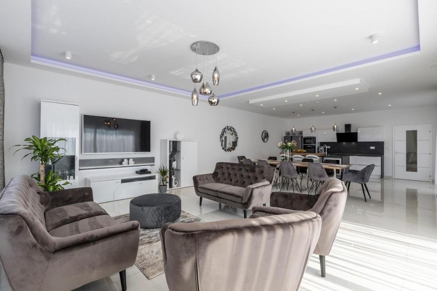 Světlý obývací pokoj s výhledem na moře