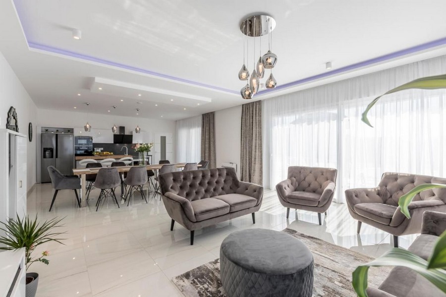 Otevřený obývací pokoj s jídelním koutem