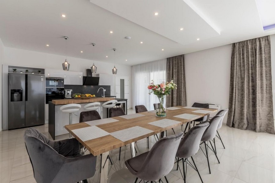 Elegantní jídelní kout a otevřená kuchyně