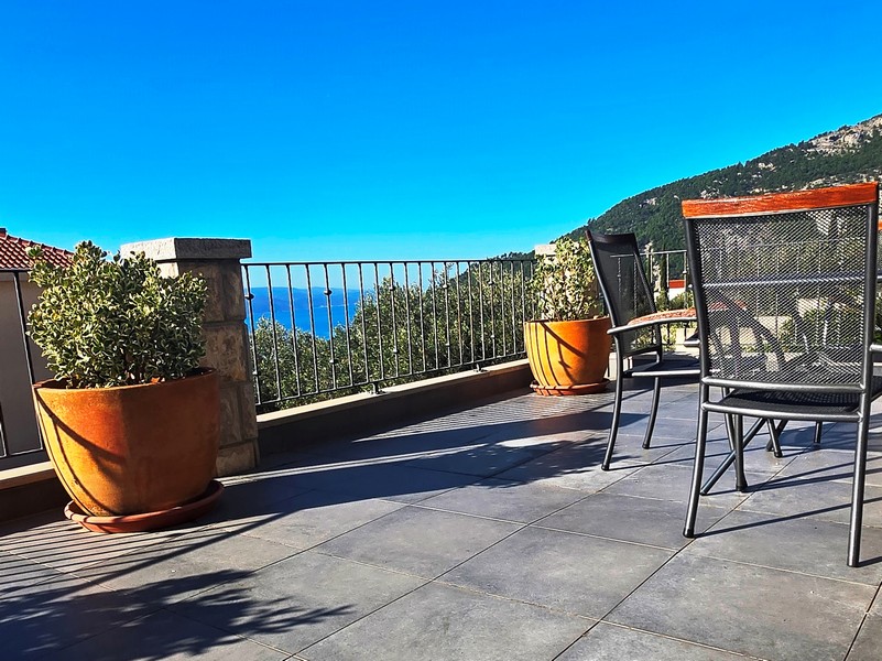 Slunná terasa s rostlinami