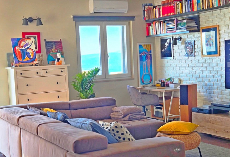 Moderní obývací pokoj s výhledem na moře