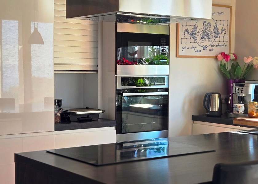 Moderní kuchyně s vybavením