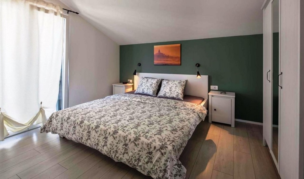 Ložnice s manželskou postelí