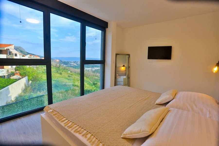 Ložnice s panoramatickým oknem a výhledem