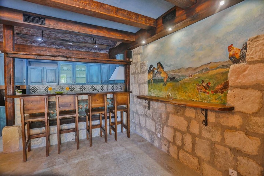 Rustikální bar s nástěnnými malbami