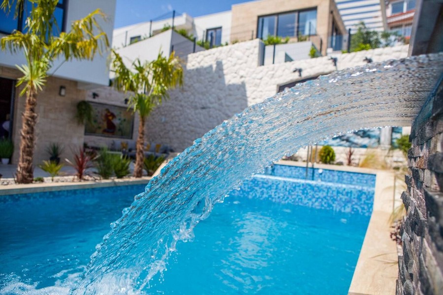 Vodopád v bazénu nemovitosti H3515 ve Splitu, Chorvatsko.