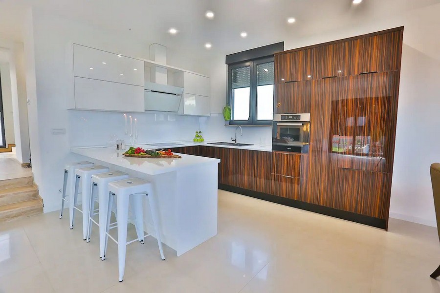 Vysoce kvalitní kuchyně s barovými židlemi od Villa H3515, která je na prodej v Chorvatsku.