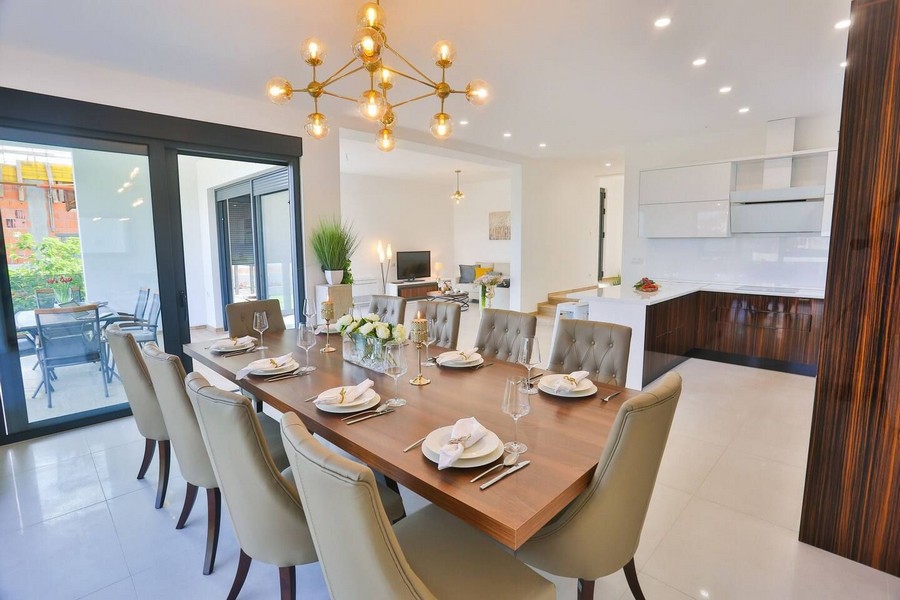 Světlý jídelní kout s velkým stolem