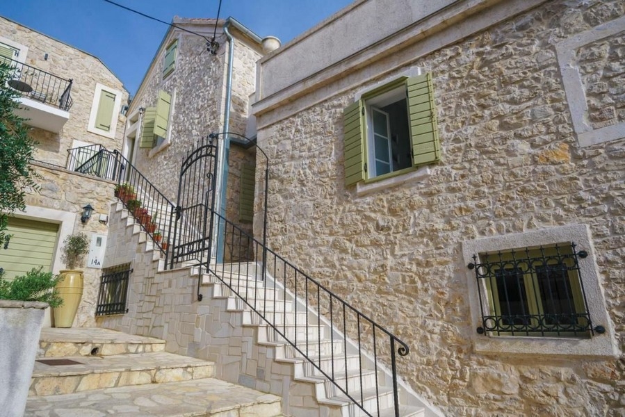 Středomořský dům - vstup na pozemek H3520 u Šibeniku v Chorvatsku.